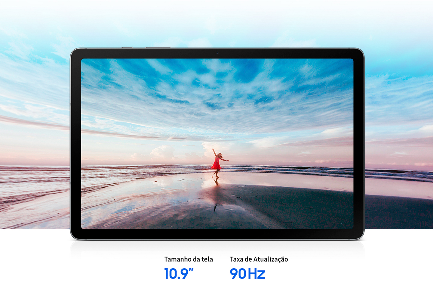 Galaxy Tab S10 Lite exibido horizontalmente mostrando uma imagem vívida de uma mulher de vestido vermelho na praia com os braços estendidos contra um céu azul e o horizonte do oceano, expressando um clima de espírito livre. A cena expansiva se estende além das bordas da tela, destacando a grande tela de 10,9” e a experiência de visualização imersiva que dá vida ao conteúdo. O texto diz Tamanho da tela 10,9”, Taxa de atualização 90 Hz.